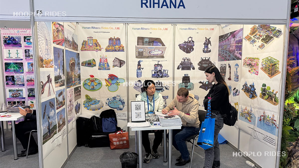 Hooplo Group and Russian customer signing contract at RAAPA Expo 2025