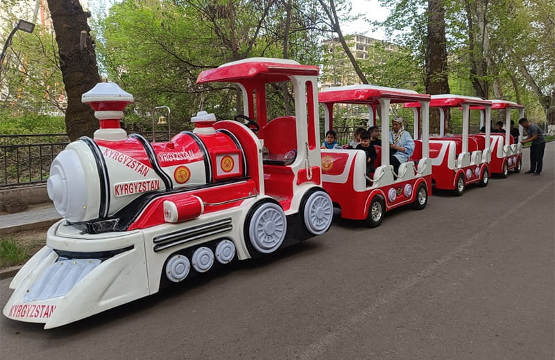 Da Dudu trackless train running at a customer amusement park in Kyrgyzstan, showing its popularity among children.