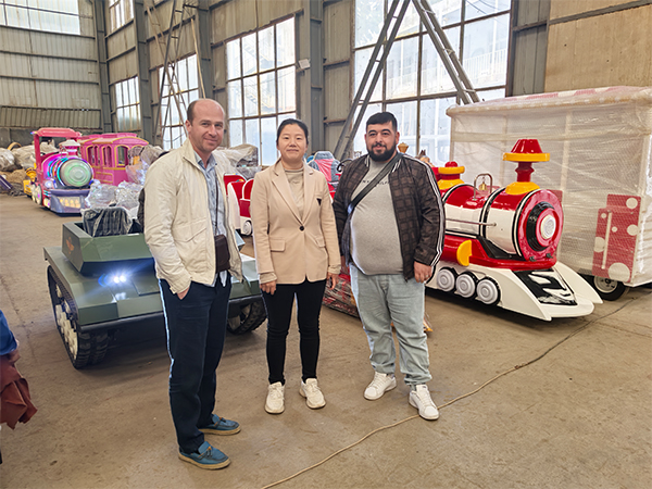 Georgian customer visited the factory and purchased a kids train