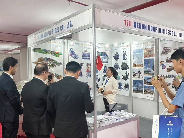 Uzbekistan government officials visit our Hooplo booth to learn about our participation in the exhibition at Uzbekistan Import and Export Fair 2025